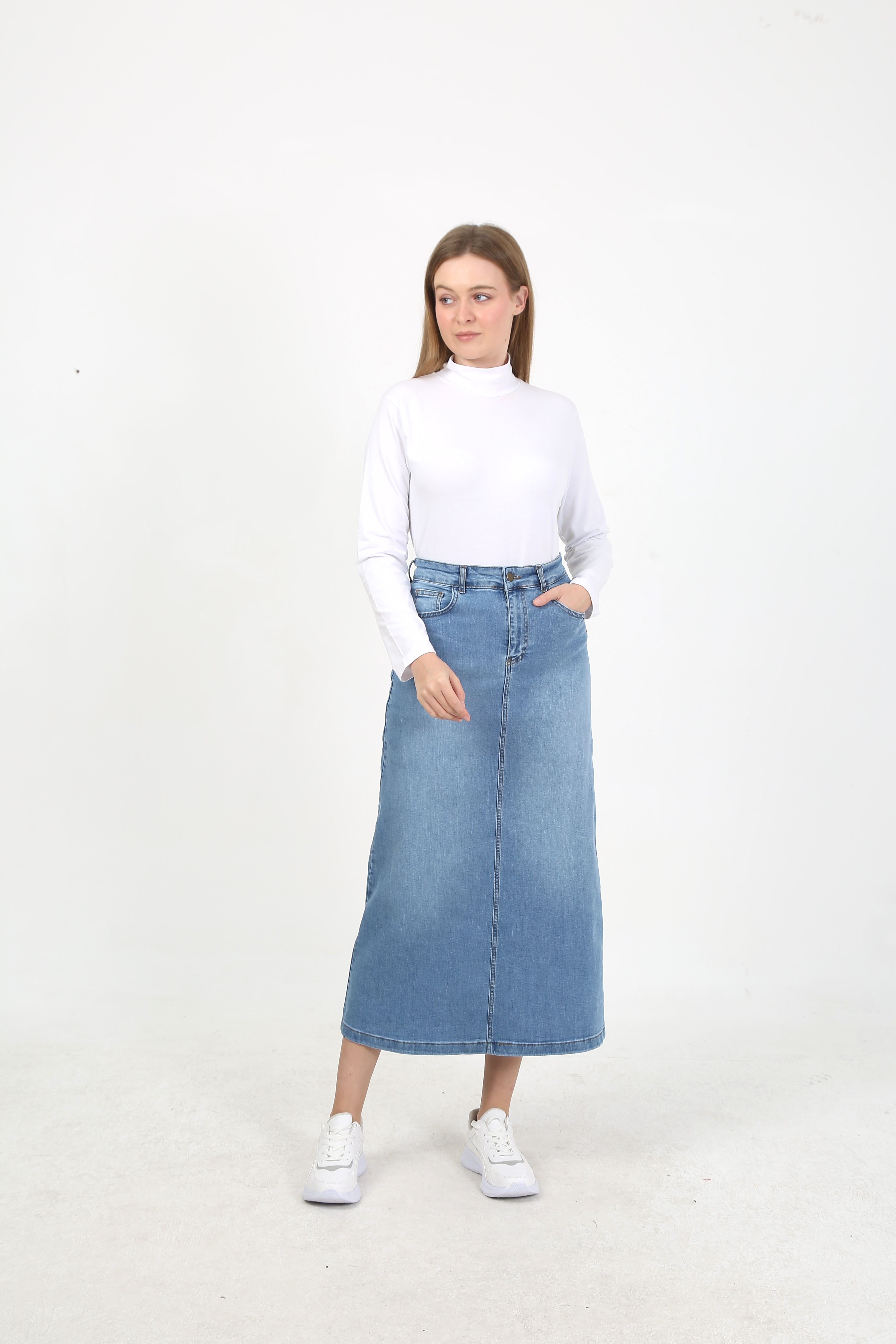 تنورة جينز من قماش طبيعي بمسامير نجمية باللون الأزرق الفاتح