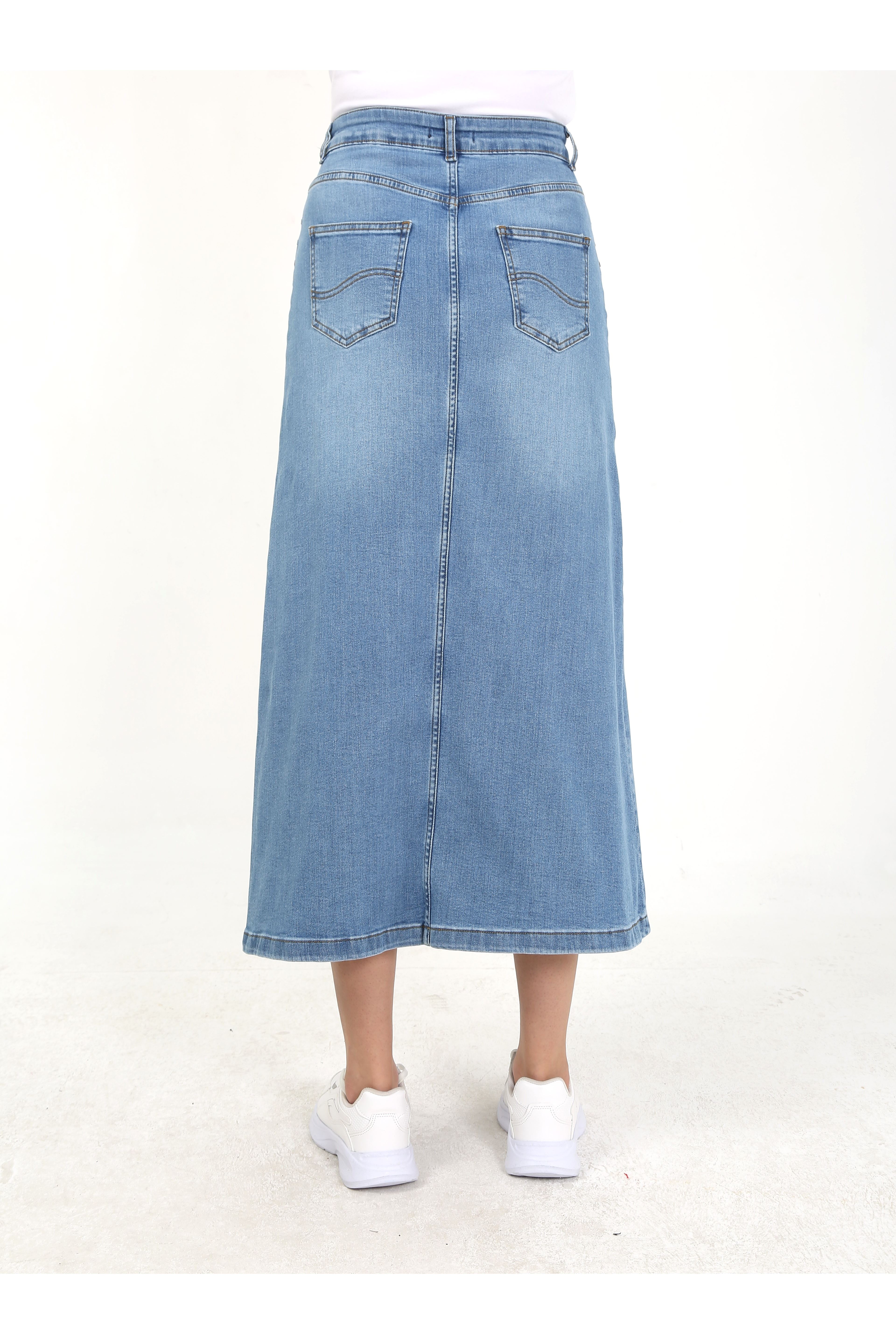 تنورة جينز من قماش طبيعي بمسامير نجمية باللون الأزرق الفاتح