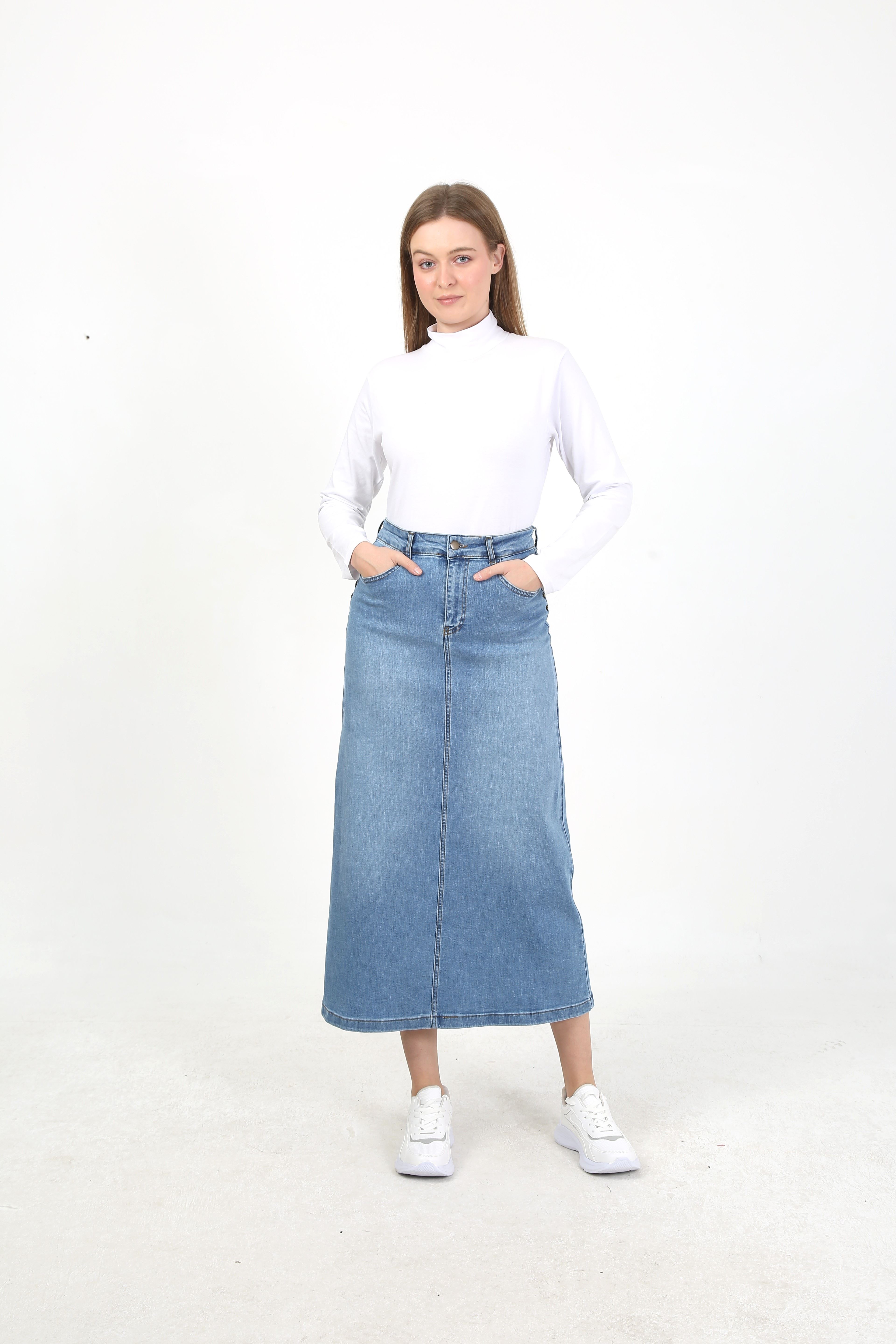 تنورة جينز من قماش طبيعي بمسامير نجمية باللون الأزرق الفاتح