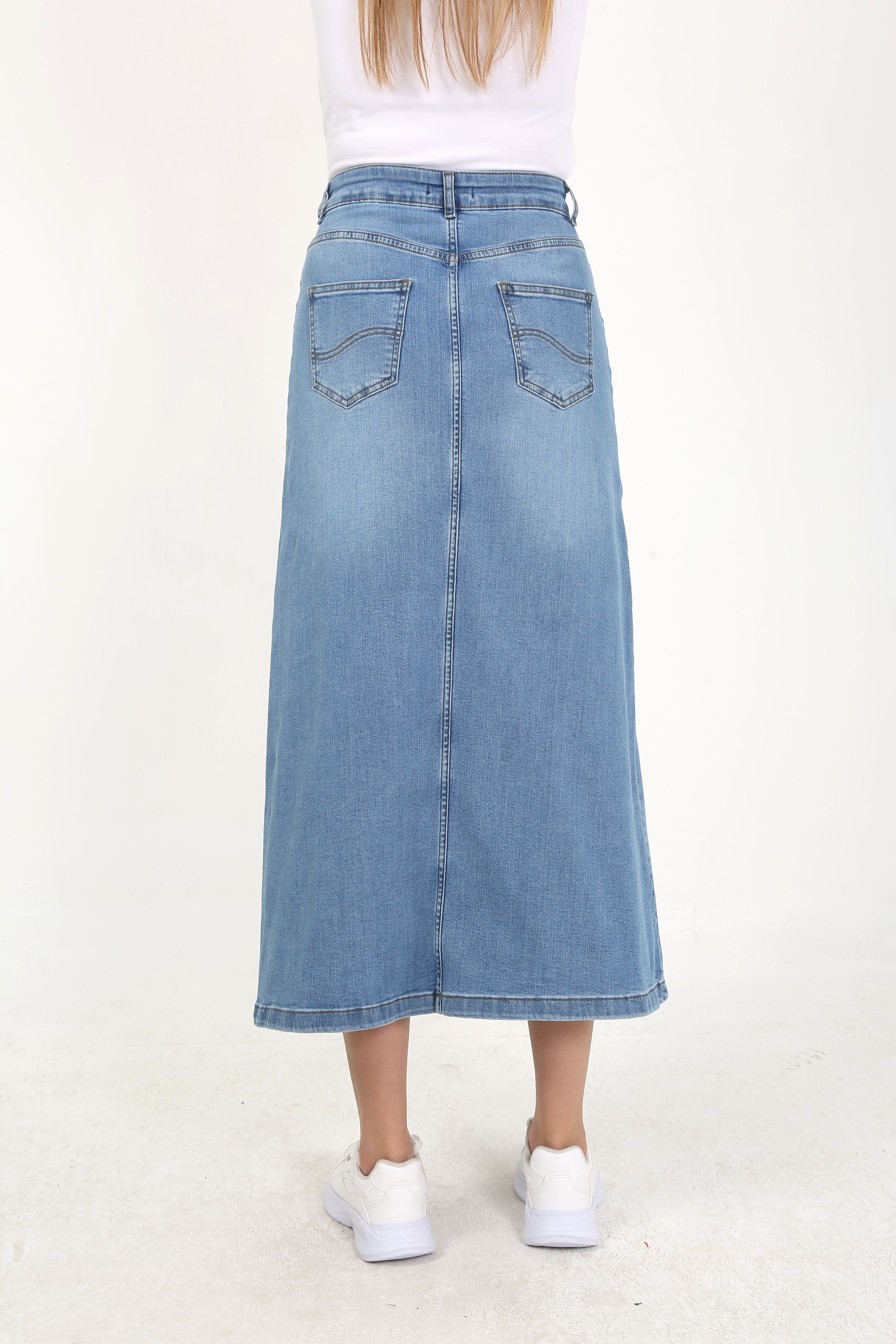 تنورة جينز من قماش طبيعي بمسامير نجمية باللون الأزرق الفاتح