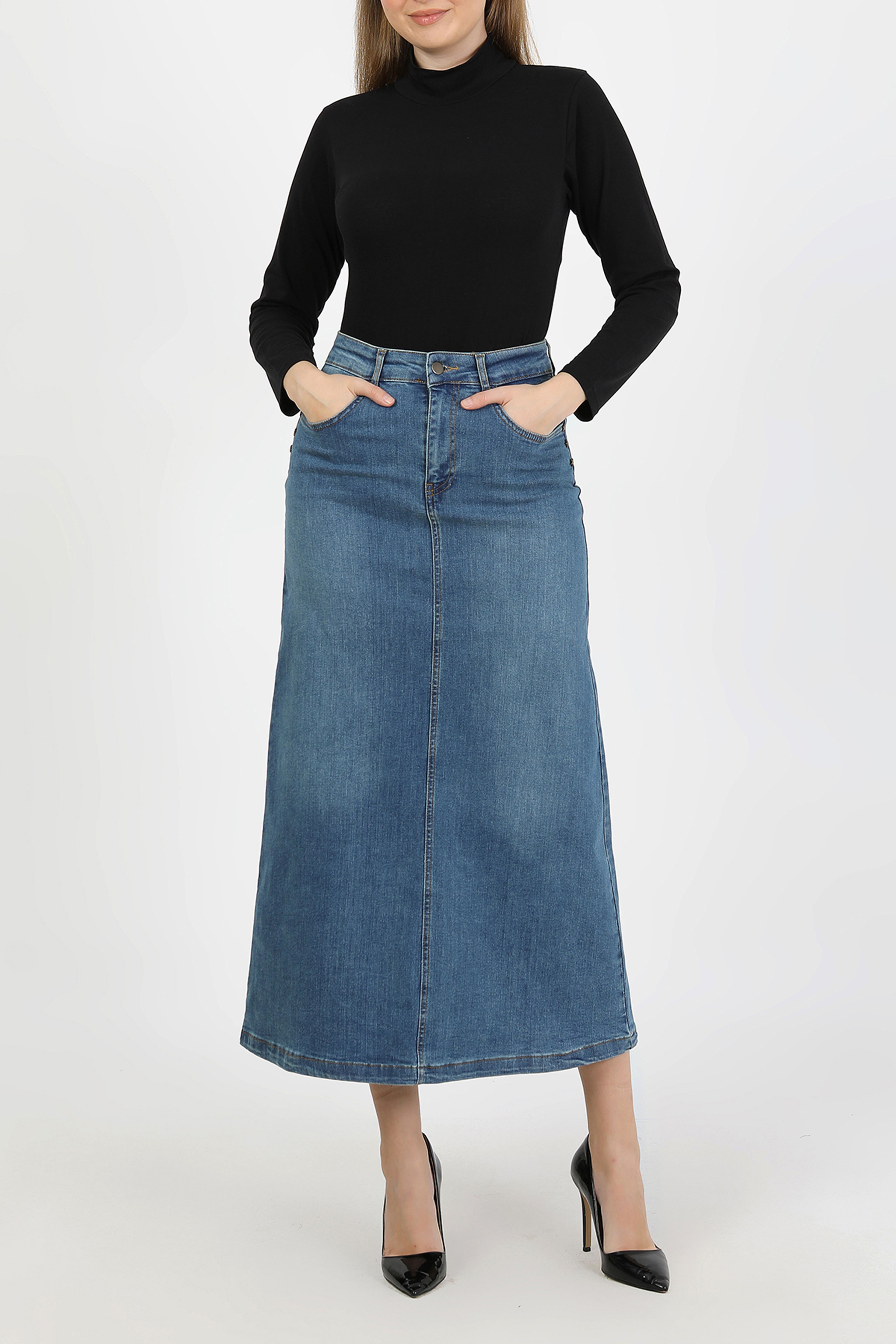 تنورة جينز زرقاء من قماش طبيعي بمسامير نجمية