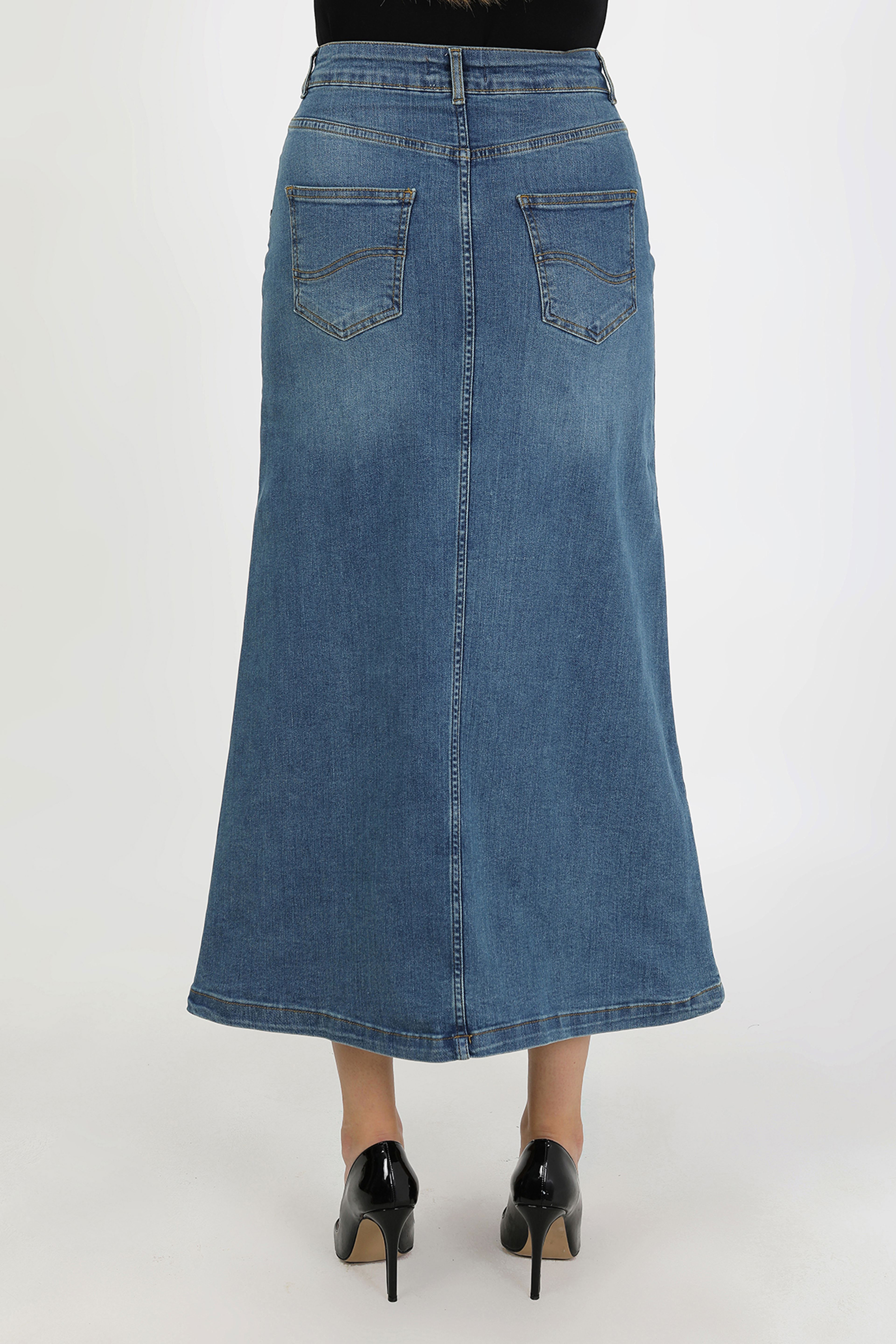 تنورة جينز زرقاء من قماش طبيعي بمسامير نجمية