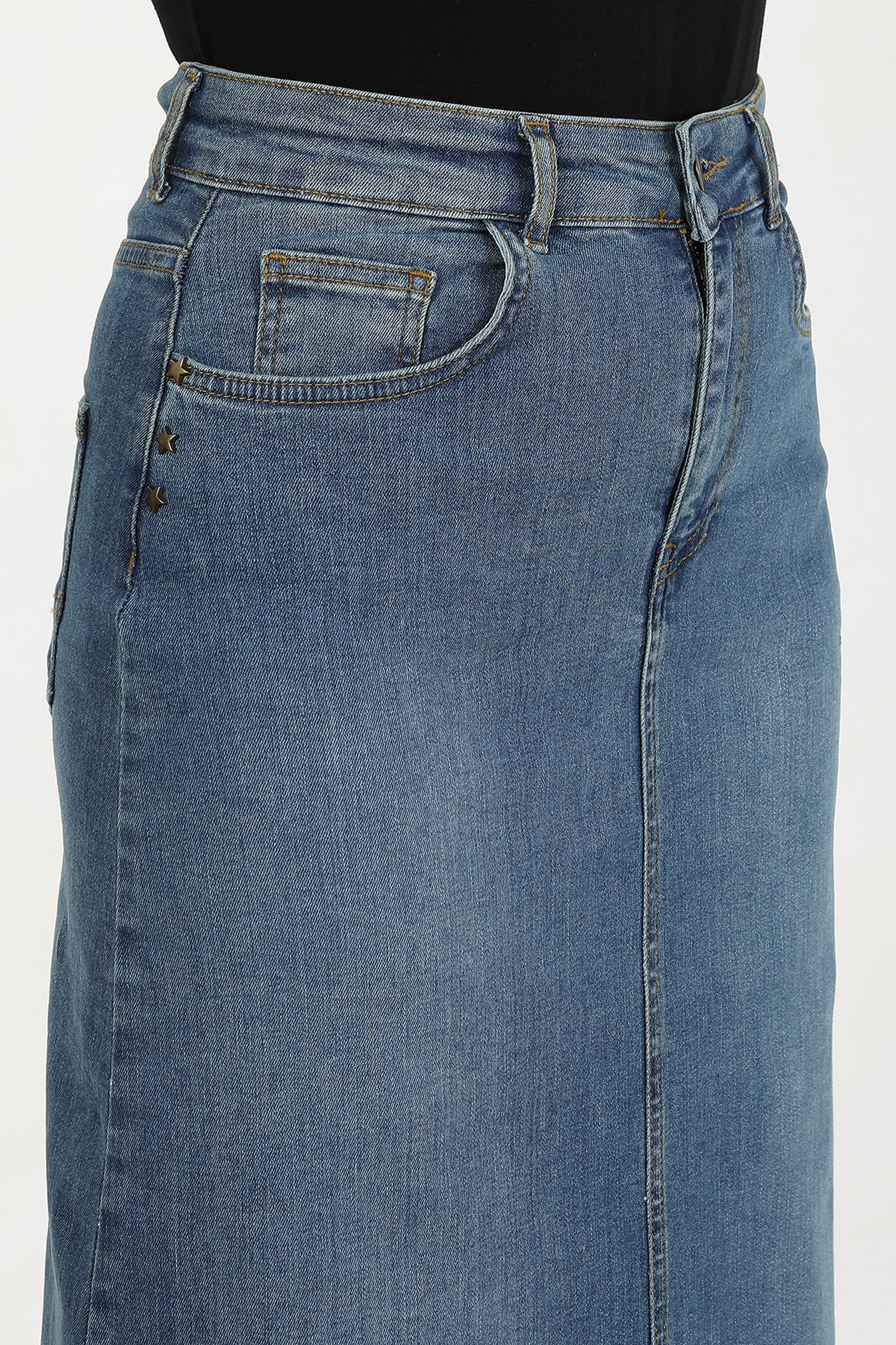 تنورة جينز زرقاء من قماش طبيعي بمسامير نجمية