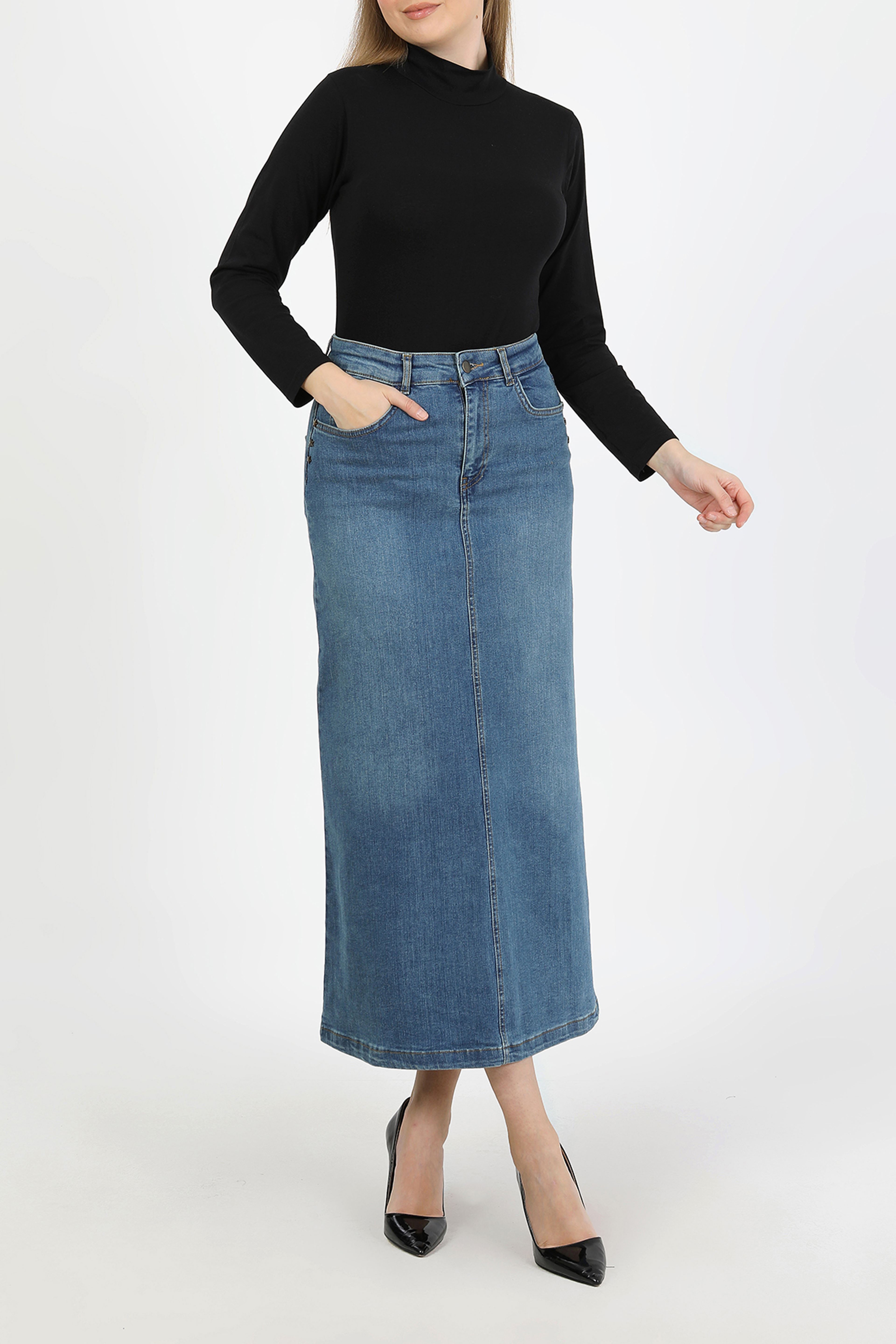 تنورة جينز زرقاء من قماش طبيعي بمسامير نجمية