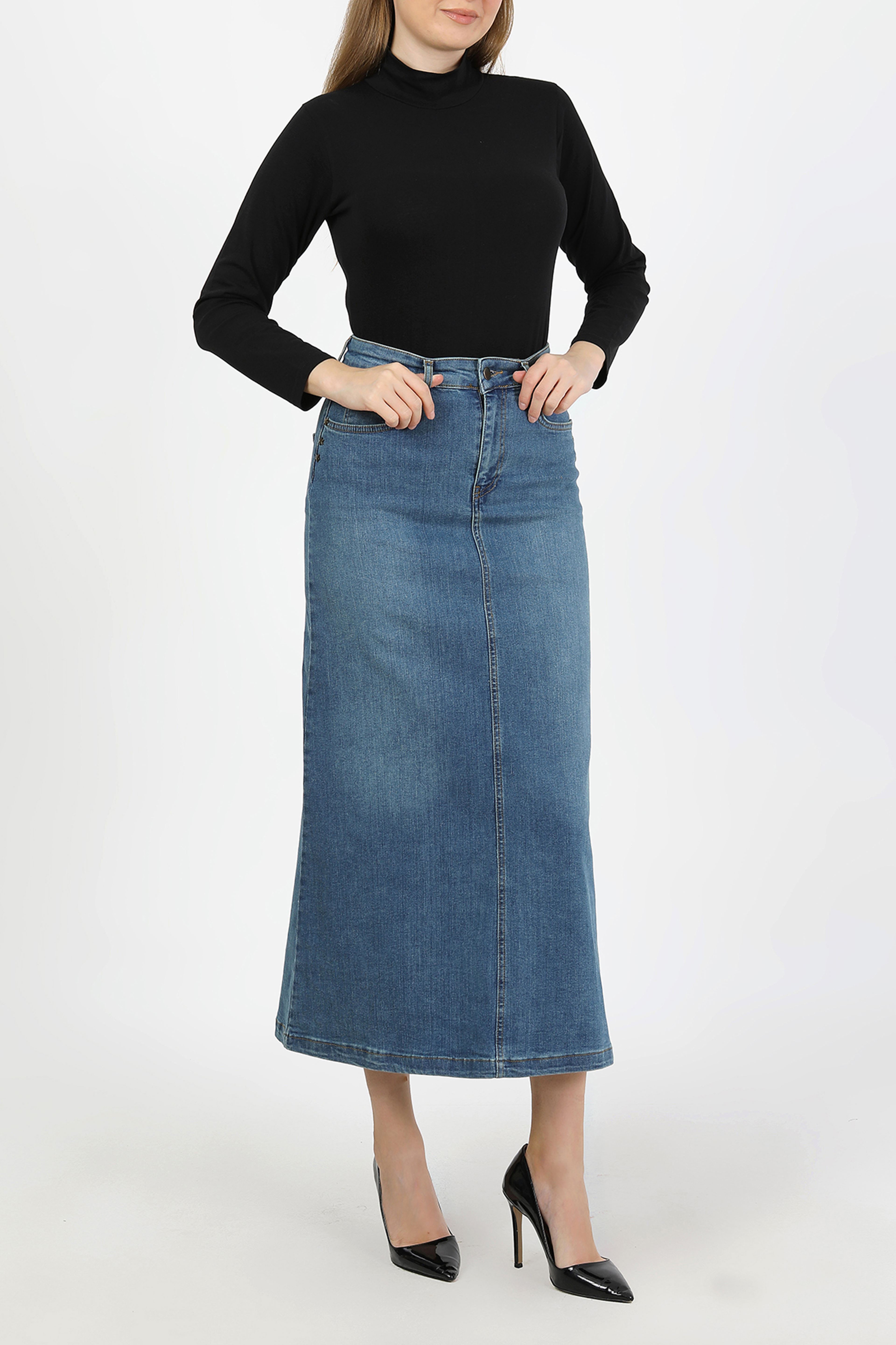 تنورة جينز زرقاء من قماش طبيعي بمسامير نجمية