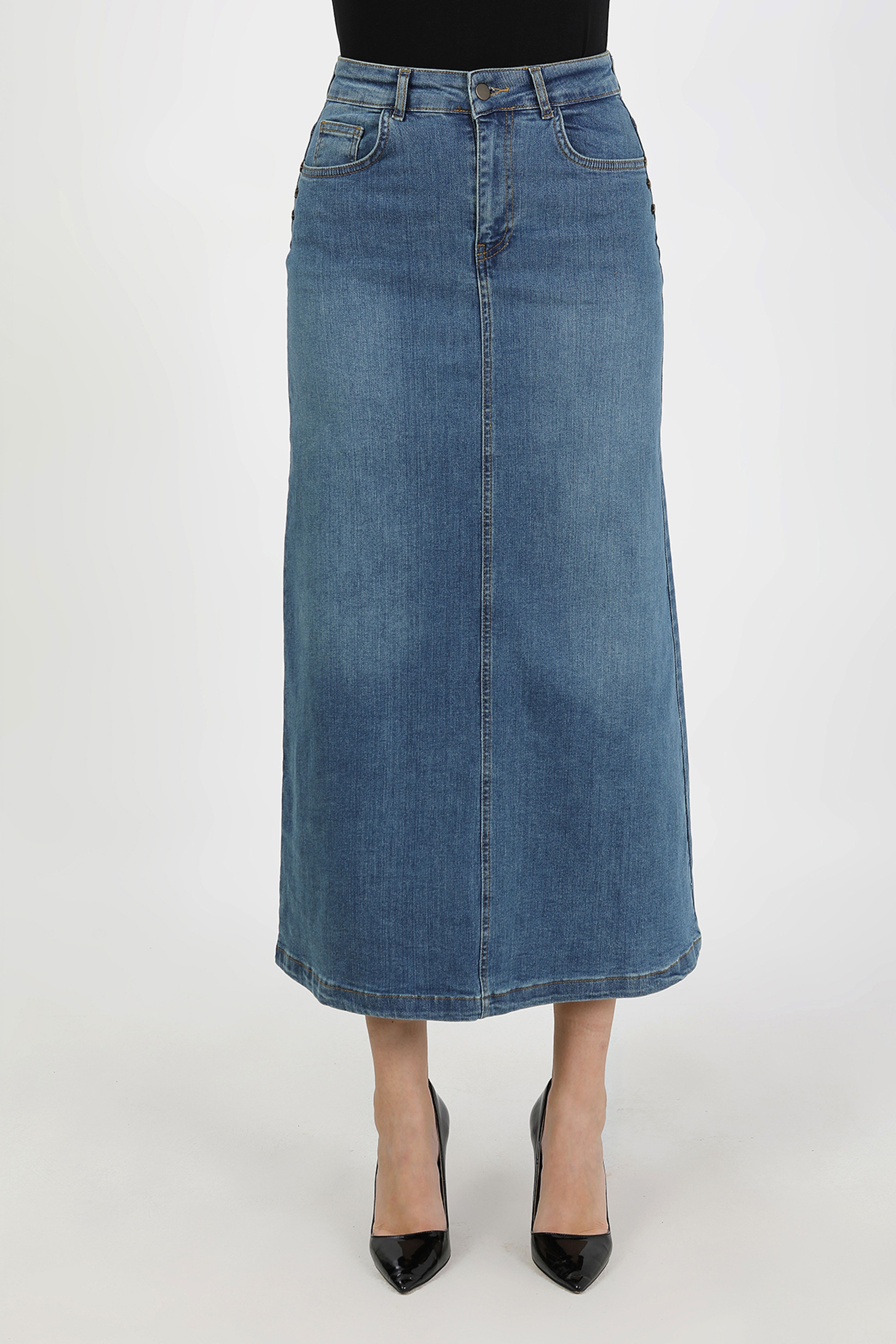 تنورة جينز زرقاء من قماش طبيعي بمسامير نجمية