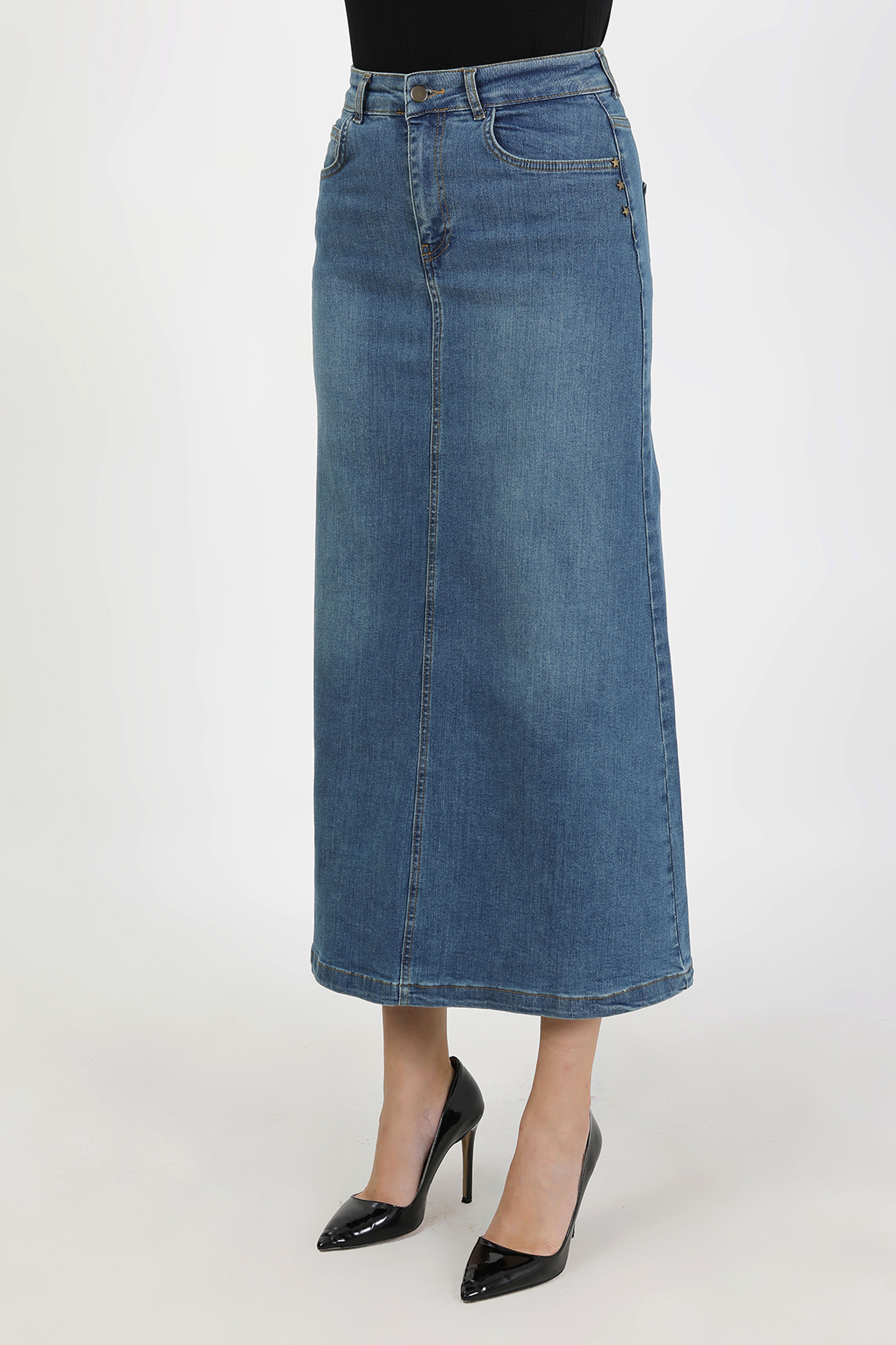 تنورة جينز زرقاء من قماش طبيعي بمسامير نجمية