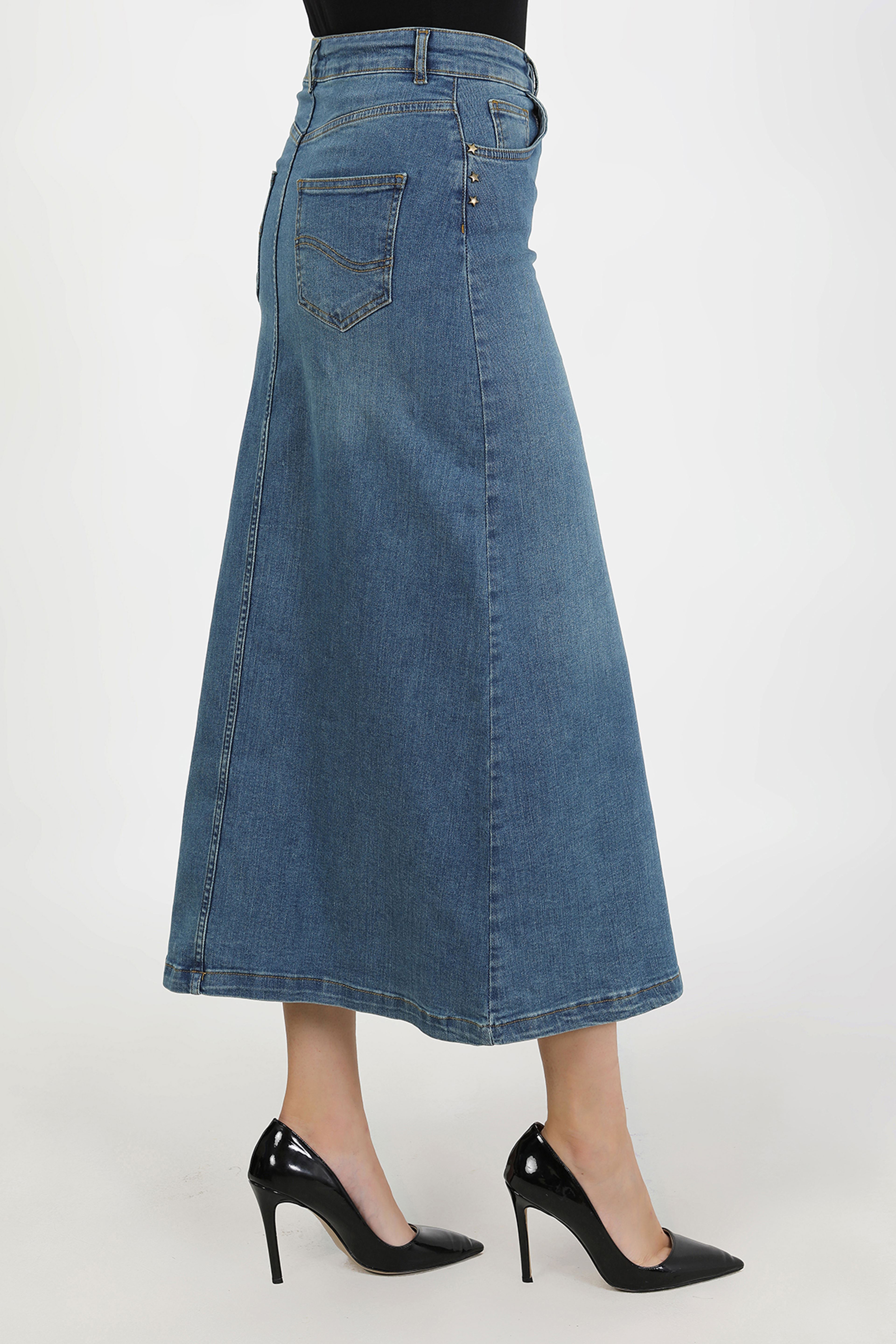 تنورة جينز زرقاء من قماش طبيعي بمسامير نجمية