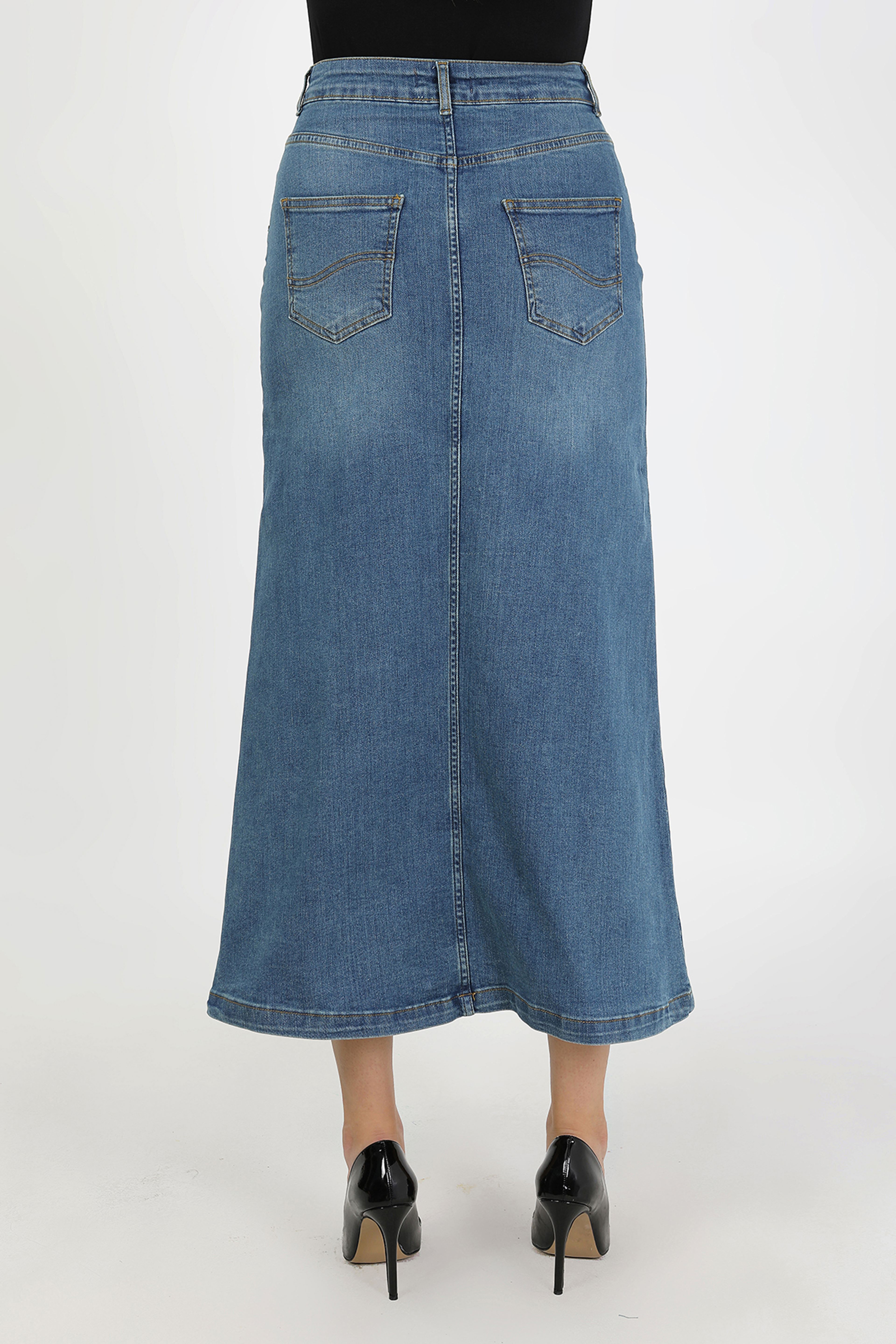 تنورة جينز زرقاء من قماش طبيعي بمسامير نجمية