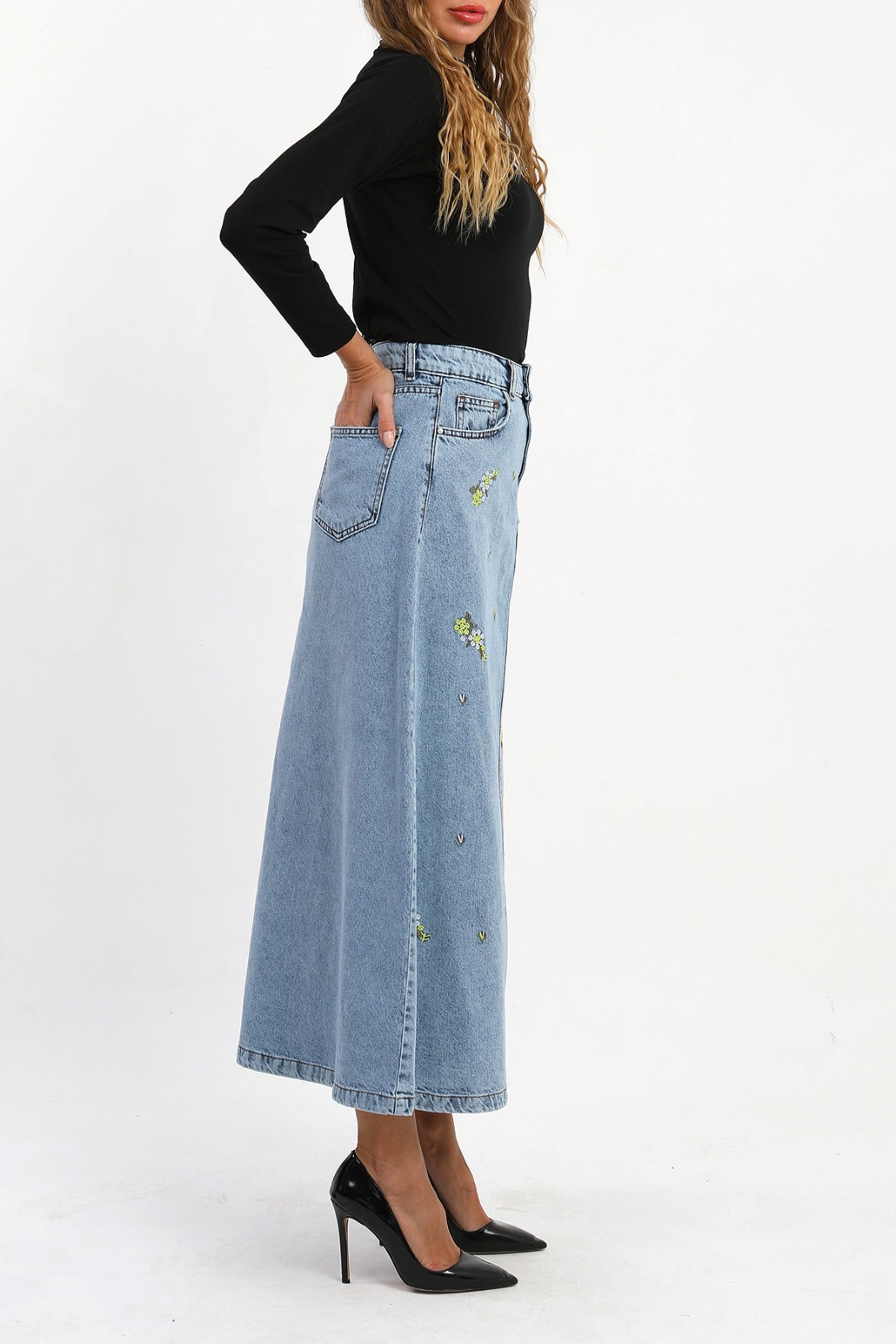 ÇİÇEKLİ NAKIŞ DETAYLI UZUN DENİM ETEK- MAVİ