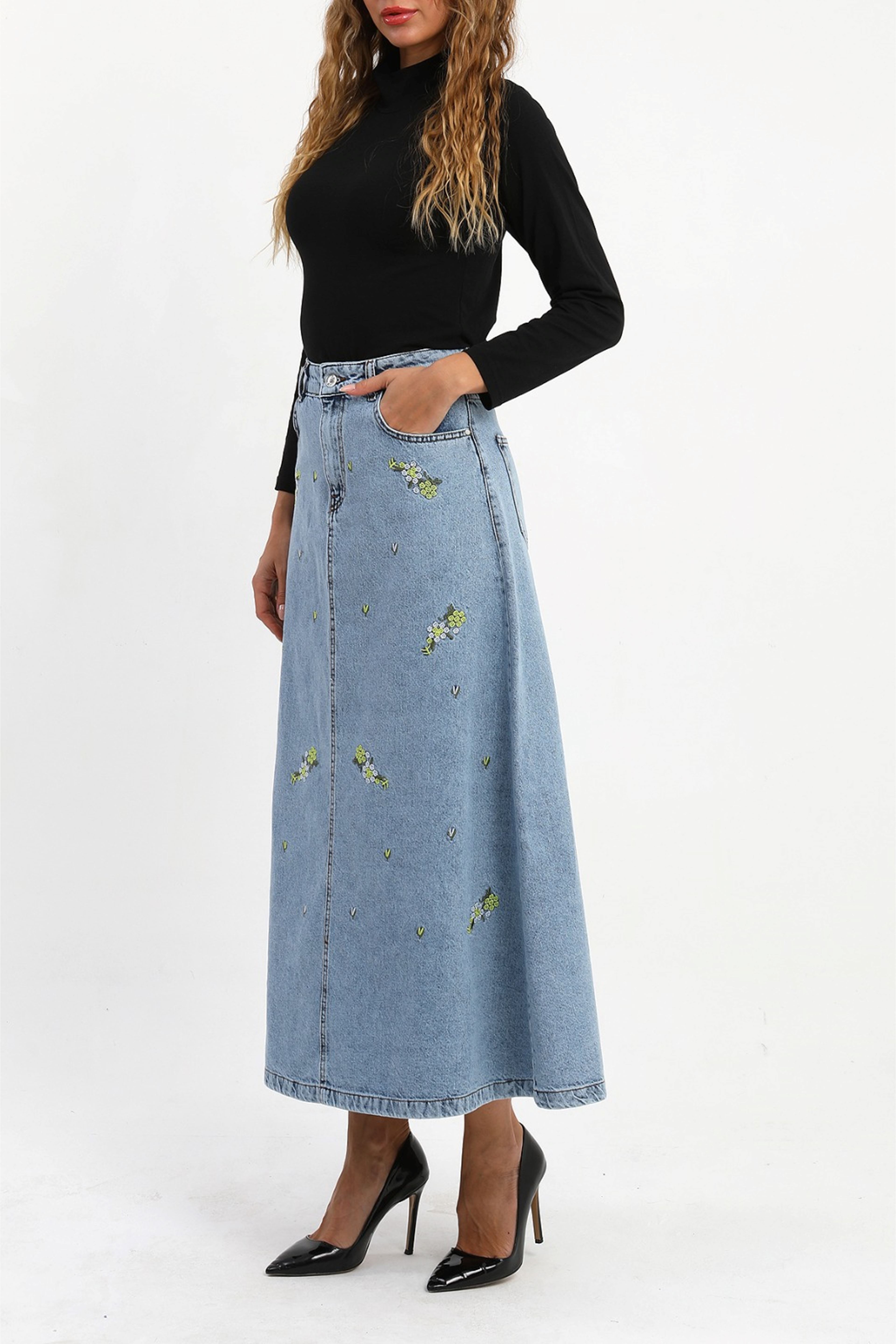 ÇİÇEKLİ NAKIŞ DETAYLI UZUN DENİM ETEK- MAVİ