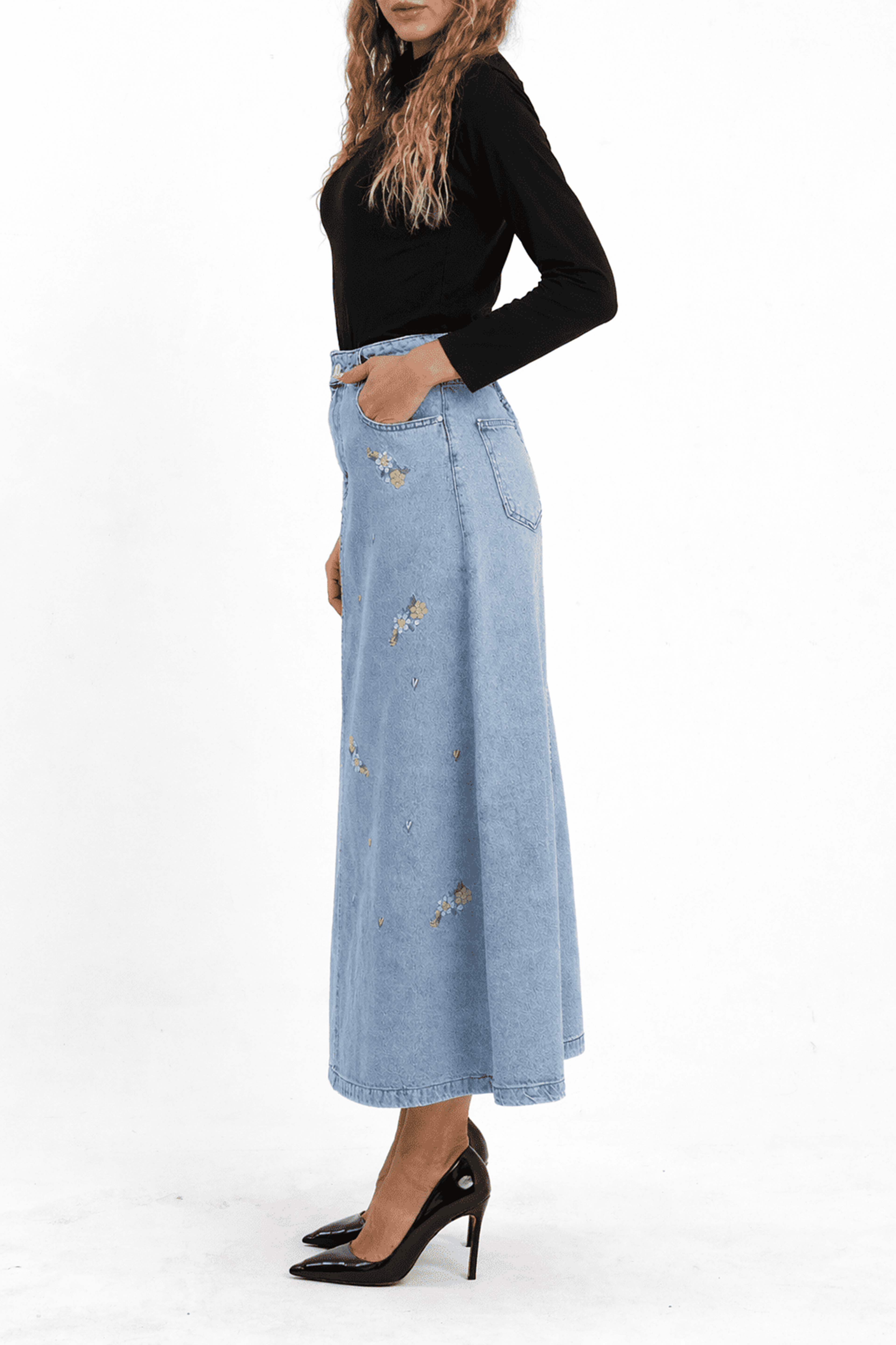 ÇİÇEKLİ NAKIŞ DETAYLI UZUN DENİM ETEK- AÇIK MAVİ