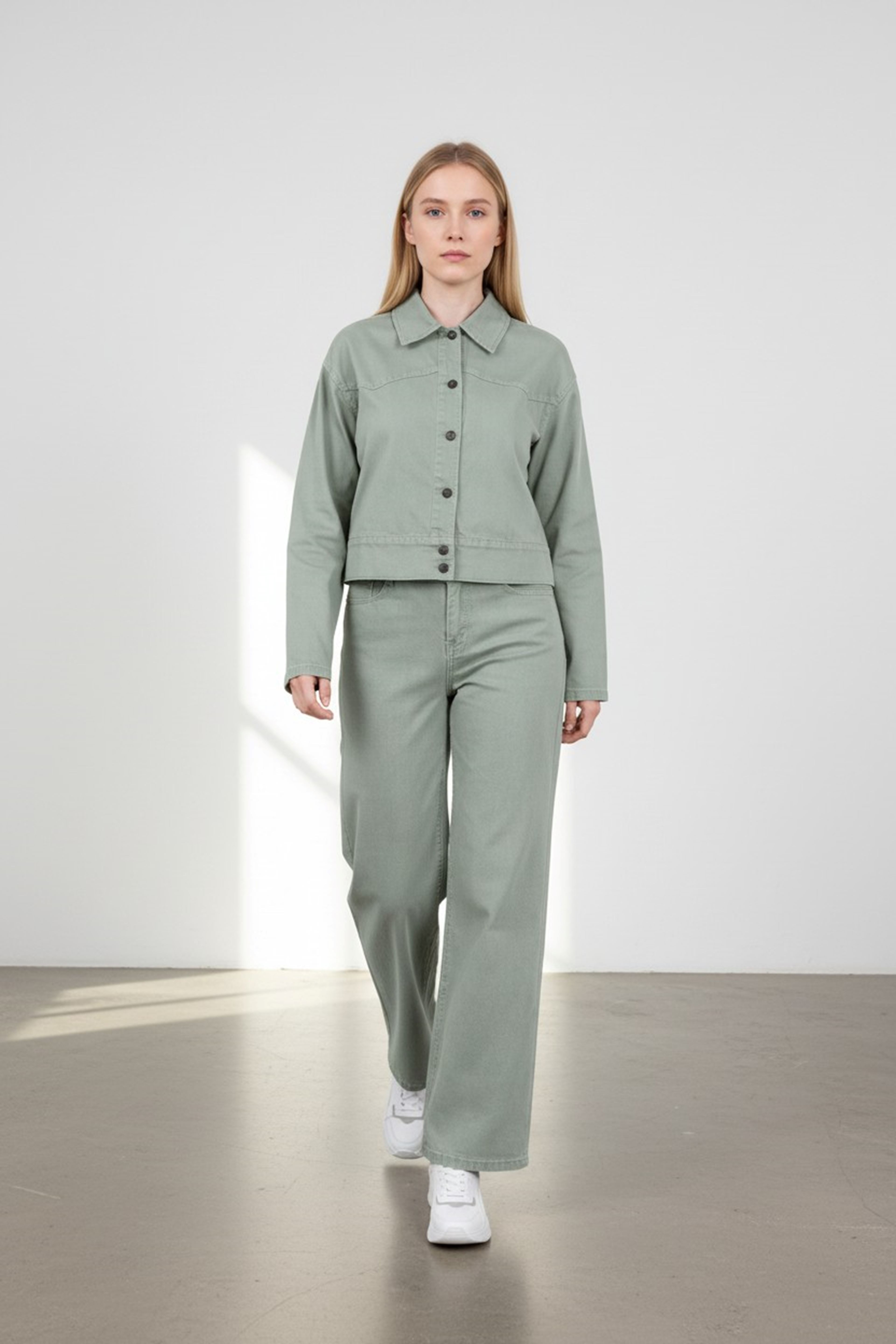 طقم نسائي من بنطال وجاكيت جينز – أخضر