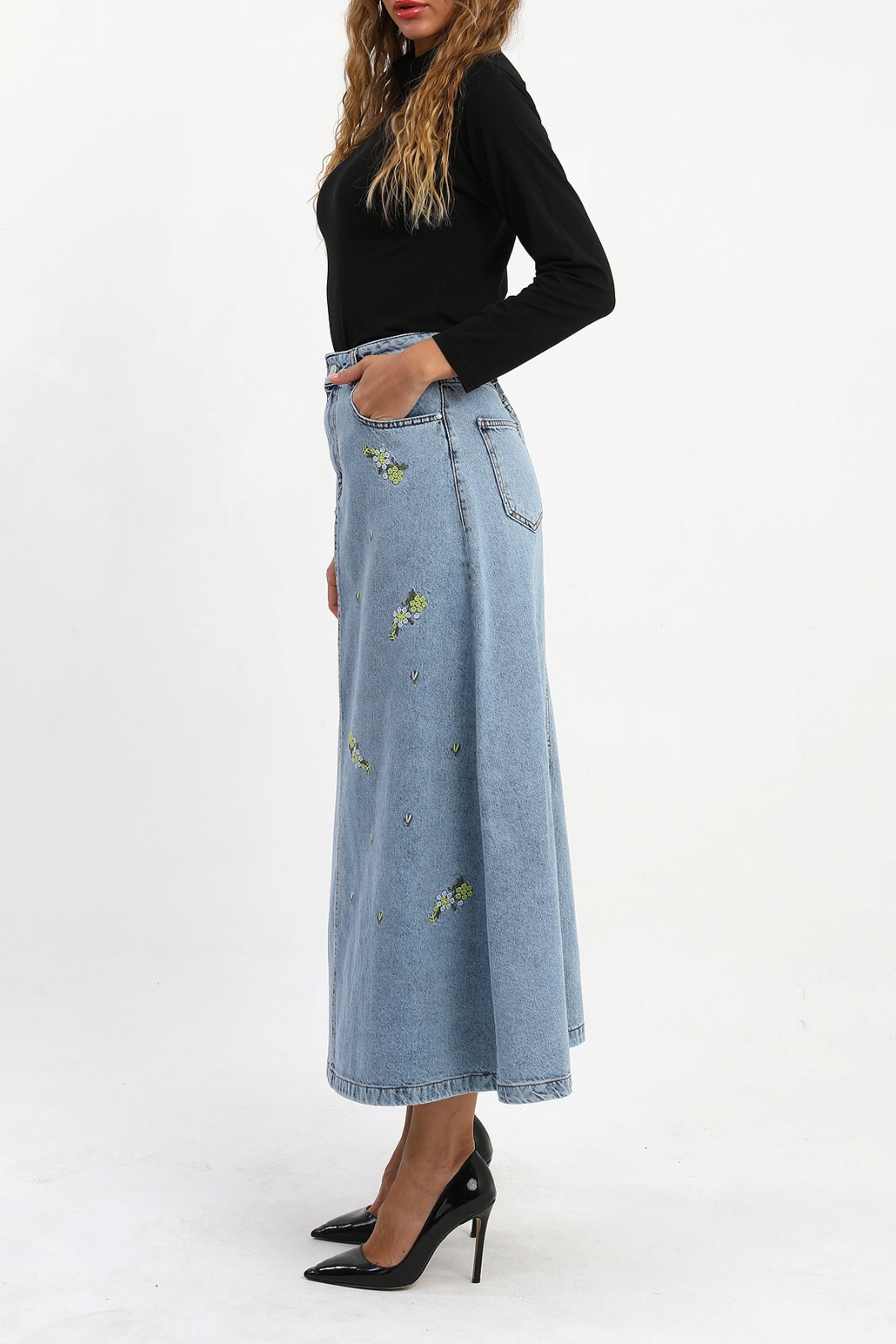 تنورة جينز طويلة بتطريز زهور – أزرق