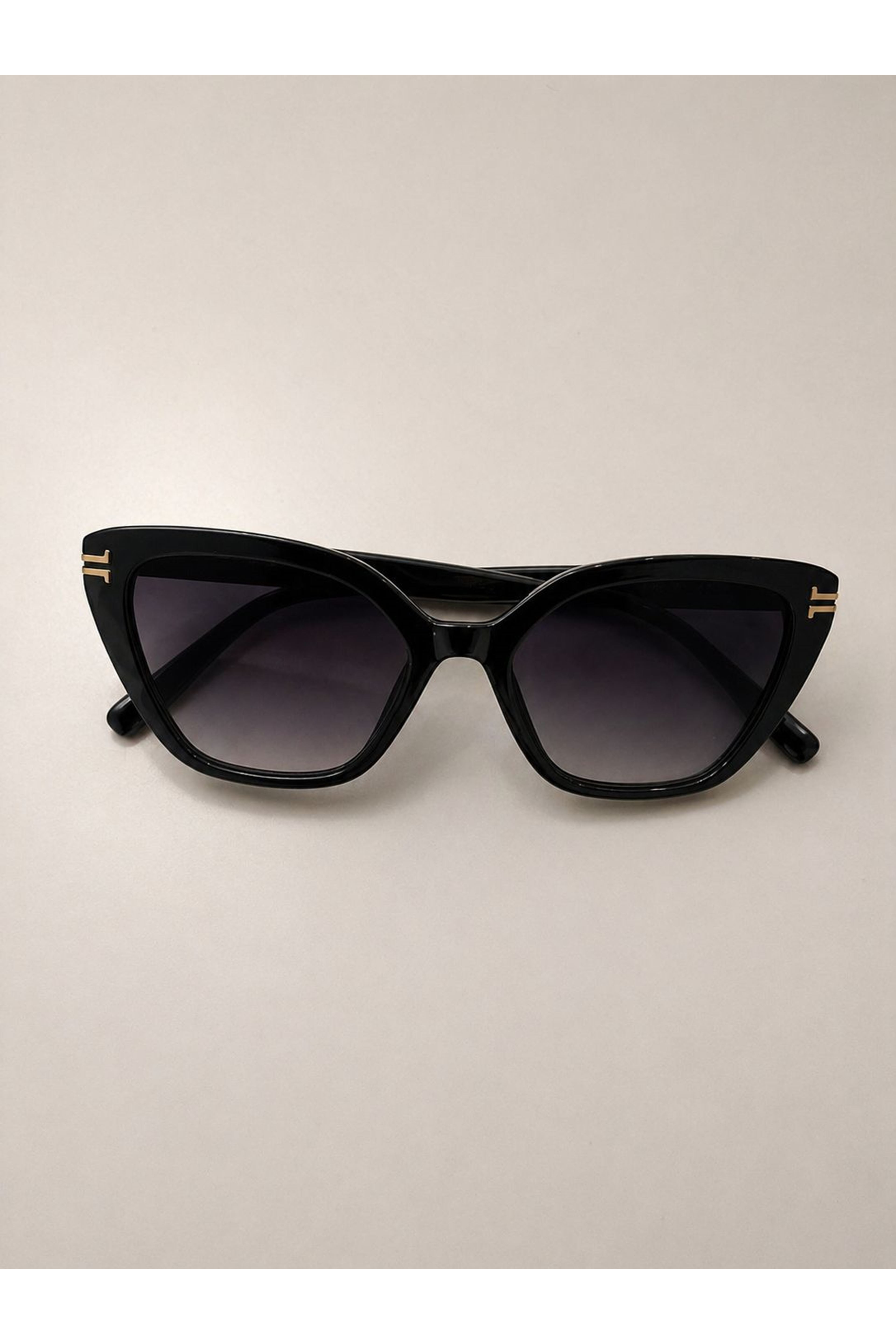 Kalın Çerçeve Köşeli Klasik Güneş Gözlüğü