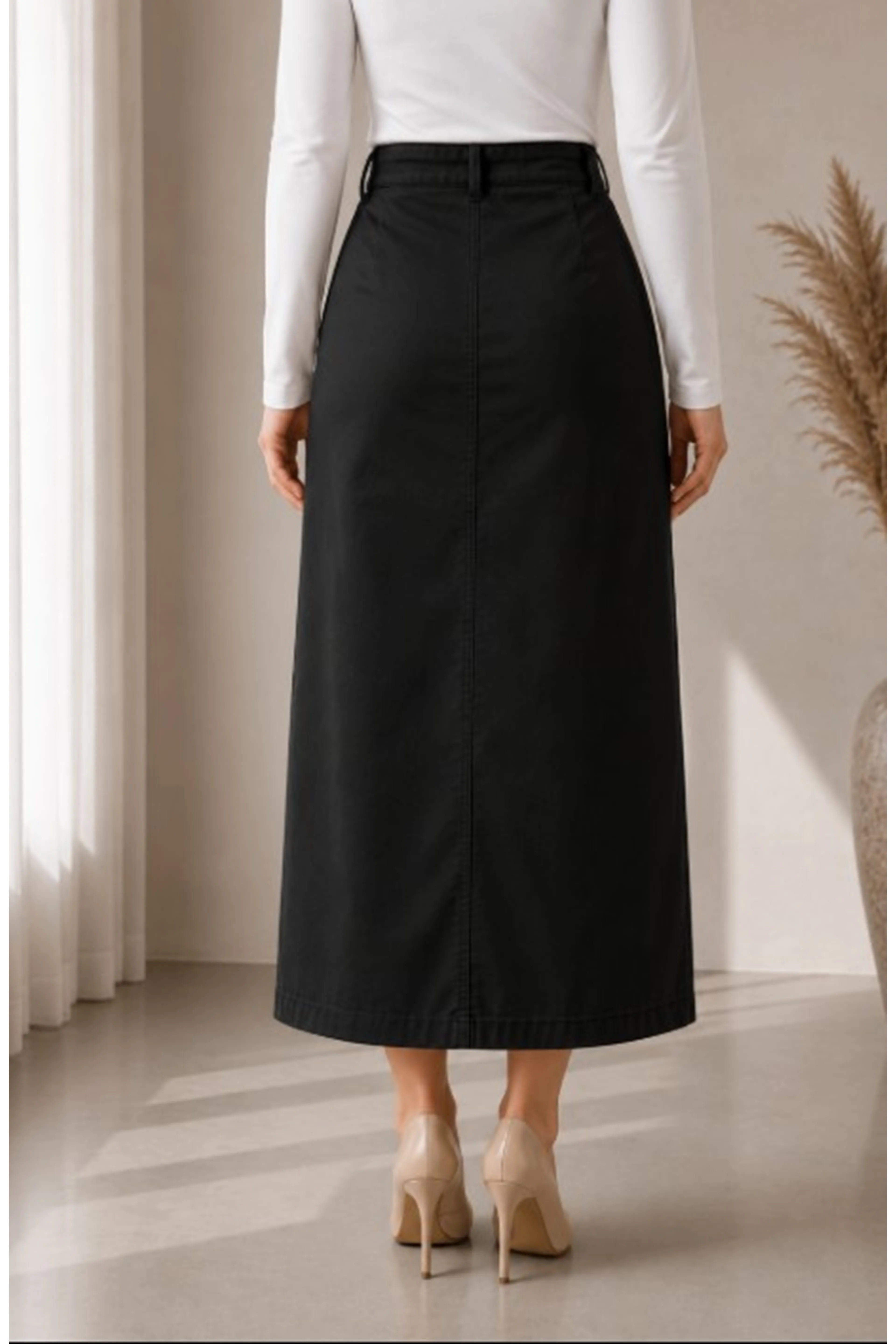 Gabardine skirt with pockets and buckles, black