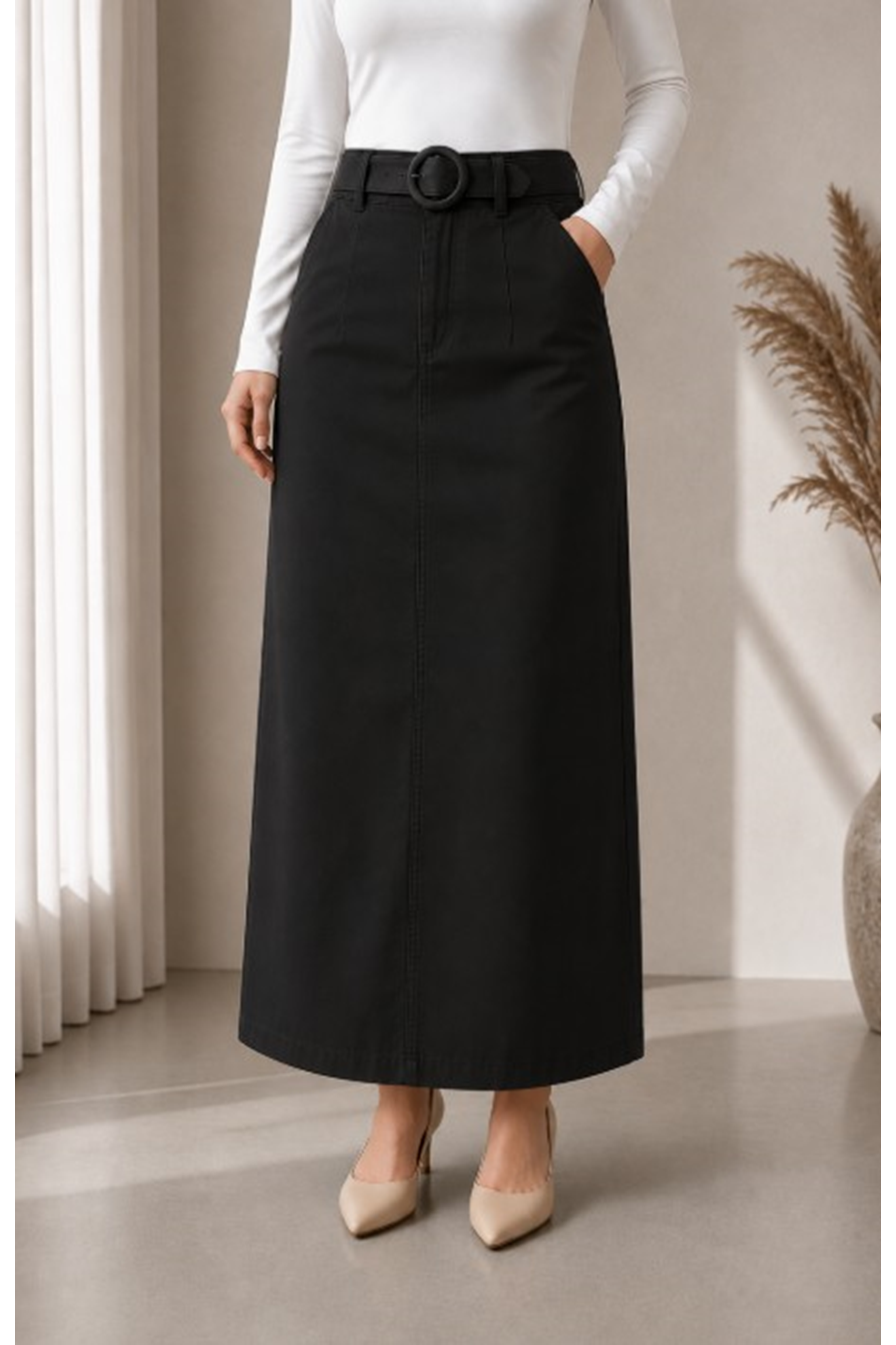 Gabardine skirt with pockets and buckles, black