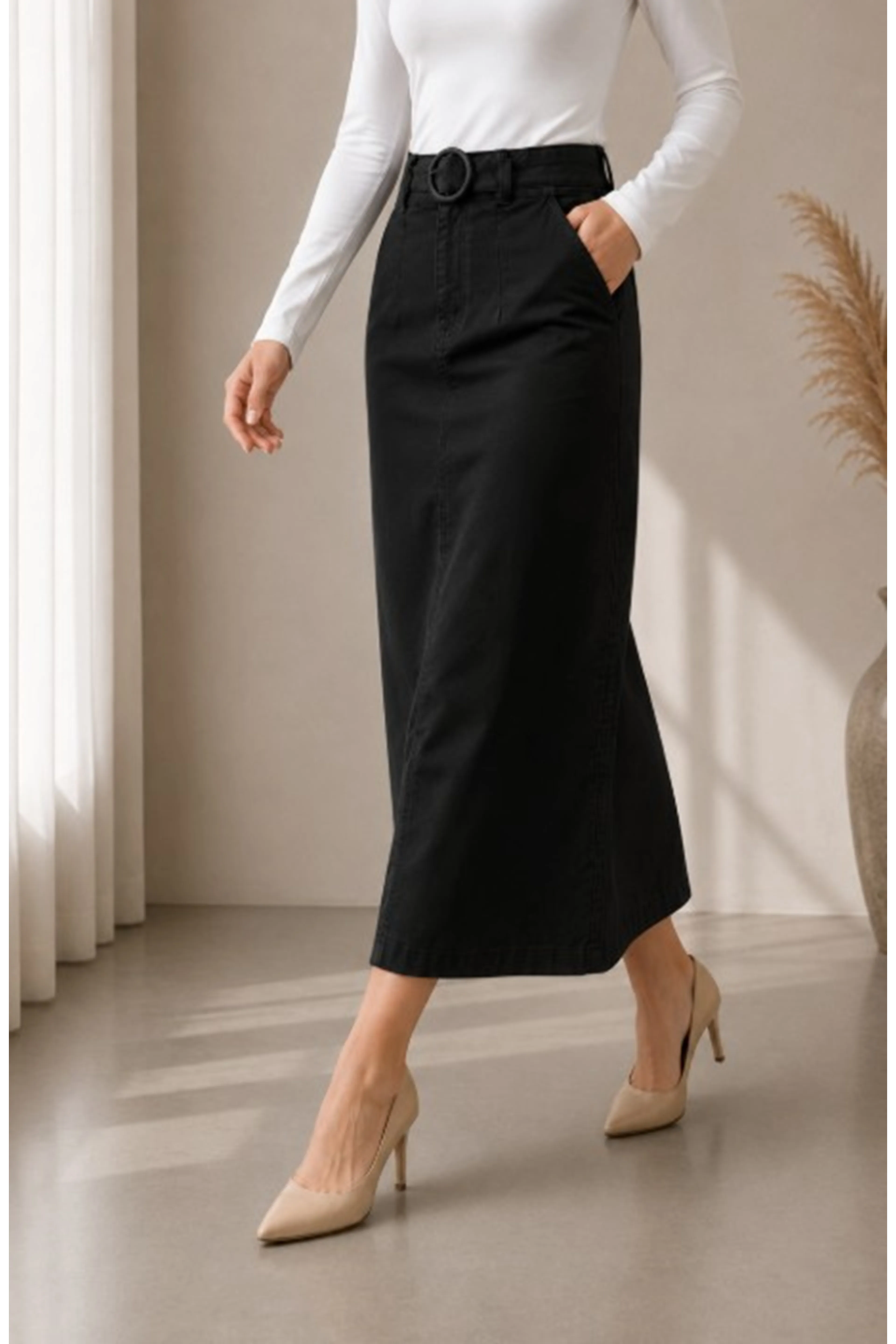 Gabardine skirt with pockets and buckles, black