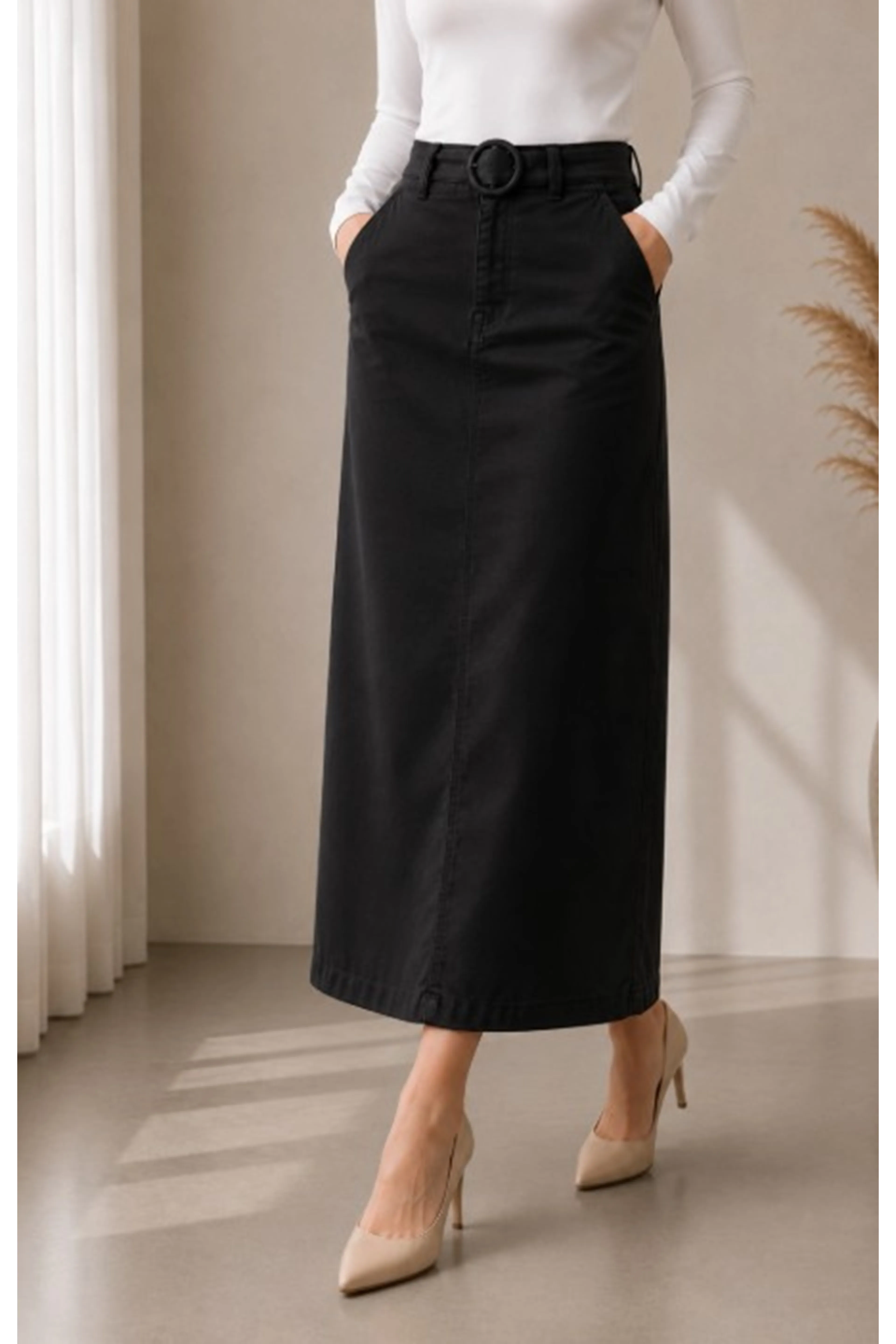 Gabardine skirt with pockets and buckles, black