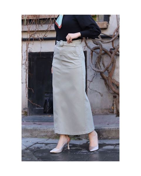 تنورة من قماش الغبردين مع جيوب وأبازيم، باللون الأخضر