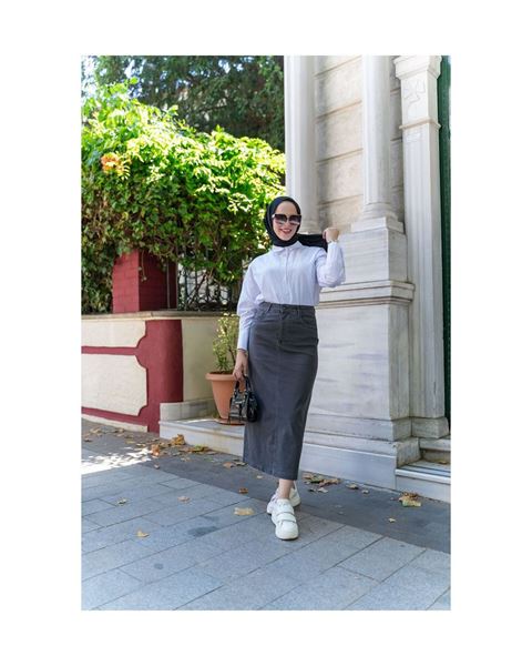 تنورة متوسطة الطول من الليكرا والجبردين باللون الرمادي