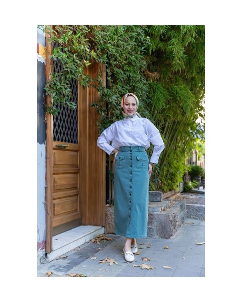 تنورة حجاب فيروزية مع أزرار وكشكشة وجيوب