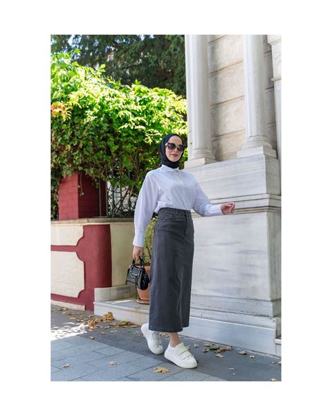 تنورة متوسطة الطول من الليكرا والجبردين باللون الرمادي