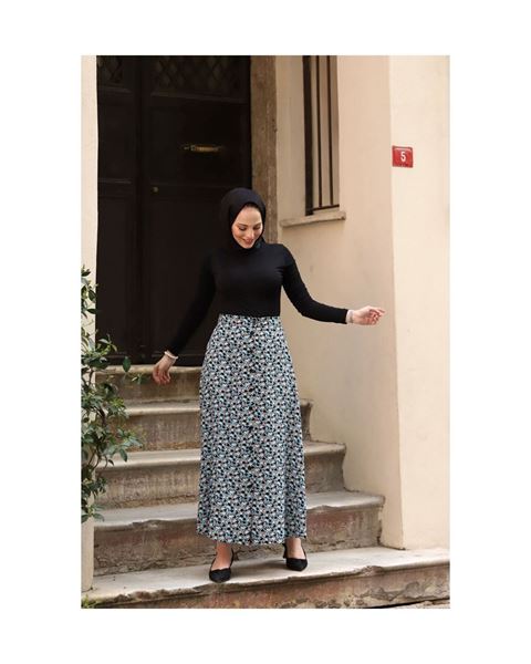 تنورة من الفيسكوز الأزرق مع أزرار