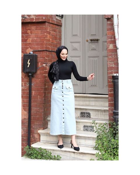 تنورة حجاب زرقاء بجيوب وأزرار كبيرة