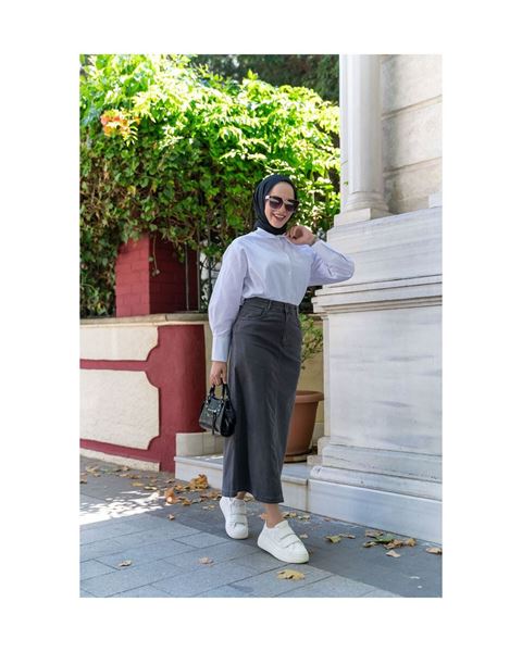 تنورة متوسطة الطول من الليكرا والجبردين باللون الرمادي