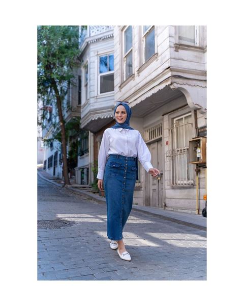 تنورة حجاب زرقاء داكنة مع فتحة أزرار وجيب