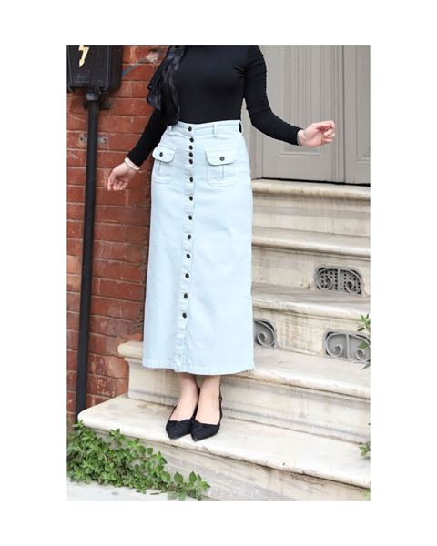 تنورة حجاب زرقاء بجيوب وأزرار كبيرة