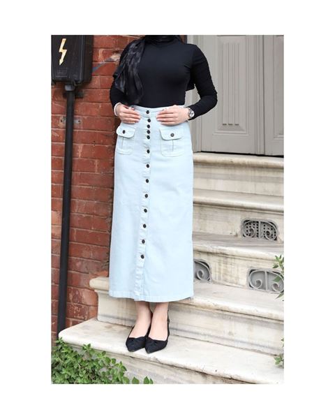 تنورة حجاب زرقاء بجيوب وأزرار كبيرة