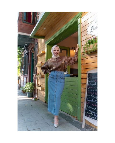 تنورة حجاب زرقاء فاتحة مع منفاخ وأزرار وجيوب