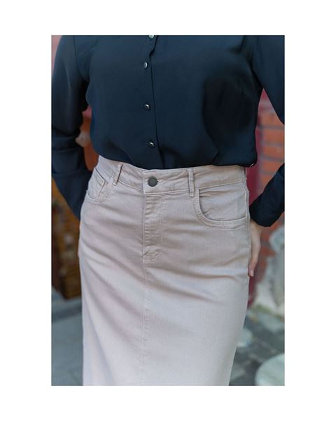 تنورة متوسطة الطول من الليكرا والجبردين بلون اللوز