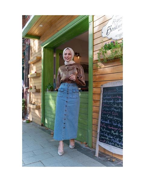 تنورة حجاب زرقاء فاتحة مع منفاخ وأزرار وجيوب