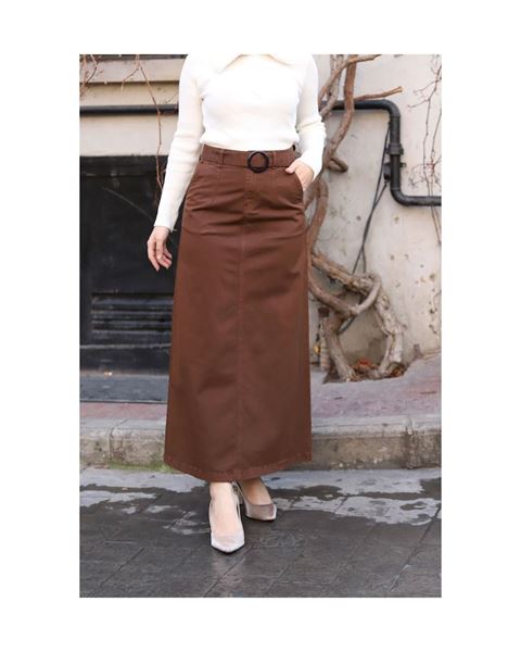 تنورة من الجبردين مع جيوب وإبزيم خصر، لون بني