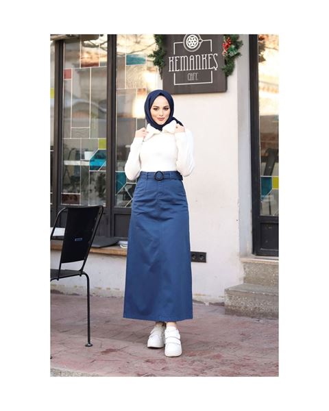 تنورة من الجبردين مع جيوب وأبازيم، لون أسود