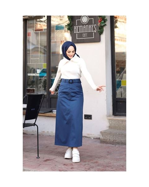 تنورة من الجبردين مع جيوب وأبازيم، لون أسود