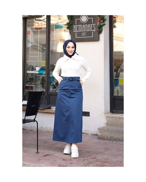 تنورة من الجبردين مع جيوب وأبازيم، لون أسود