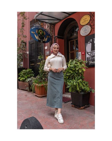 تنورة متوسطة الطول من الليكرا والجبردين باللون الأزرق