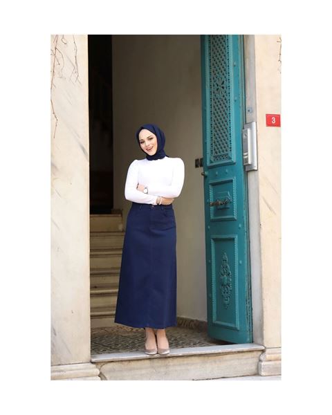 تنورة حجاب باللون الأزرق الداكن