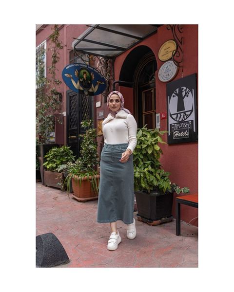 تنورة متوسطة الطول من الليكرا والجبردين باللون الأزرق