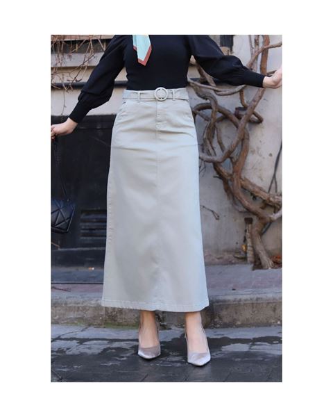 تنورة من قماش الغبردين مع جيوب وأبازيم، باللون الأخضر