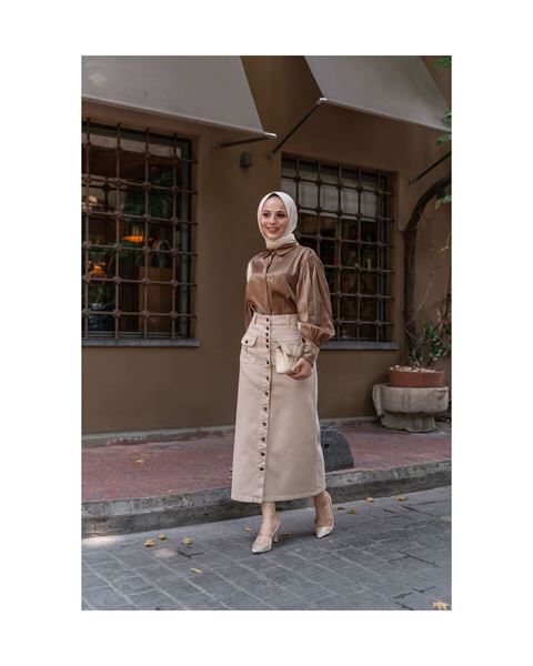 تنورة حجاب بيج فاتح بأزرار وجيب