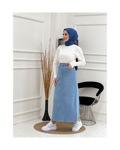 تنورة جينز من قماش طبيعي بمسامير نجمية باللون الأزرق الفاتح