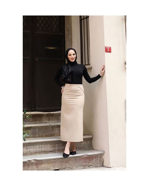 تنورة قلم رصاص من القماش باللون البيج الفاتح