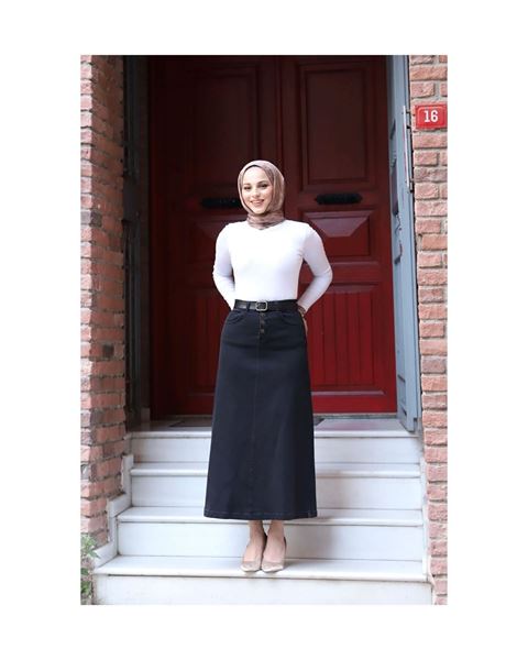 تنورة جينز بحزام من القماش الطبيعي باللون الأسود