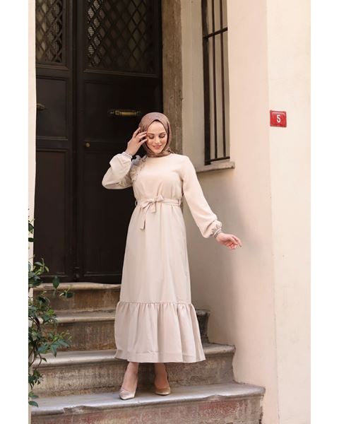 فستان من قماش الكريب مع كشكشة على الكتف باللون البيج