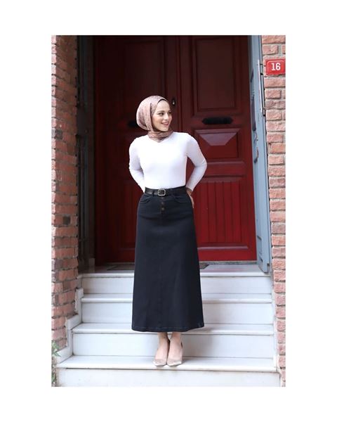 تنورة جينز بحزام من القماش الطبيعي باللون الأسود